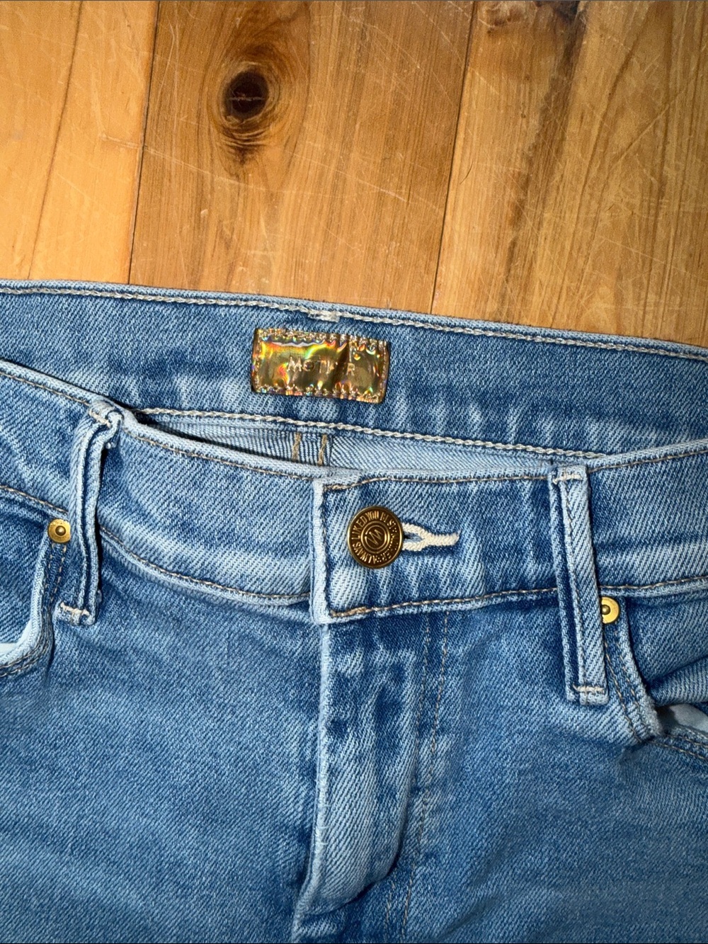 MOTHER Jeans 28 The Weekender Frayed Hem in Glow Up - Picture 4 of 6